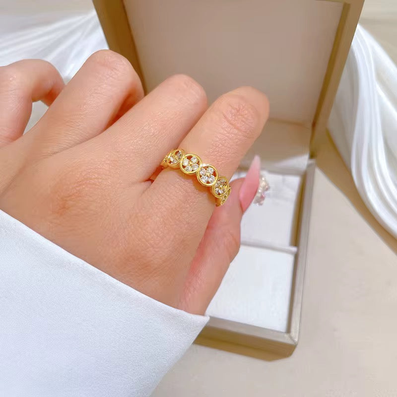 Zircon mini clover ring